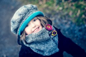 Photo bébé sourire et bonnet