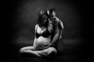 Grossesse couple enlacé