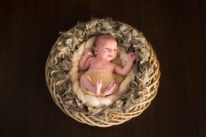 Bébé dans une couronne