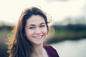 Portrait jeune fille sourire