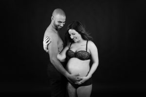 Grossesse couple noir et blanc