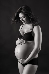 Grossesse noir & blanc en studio