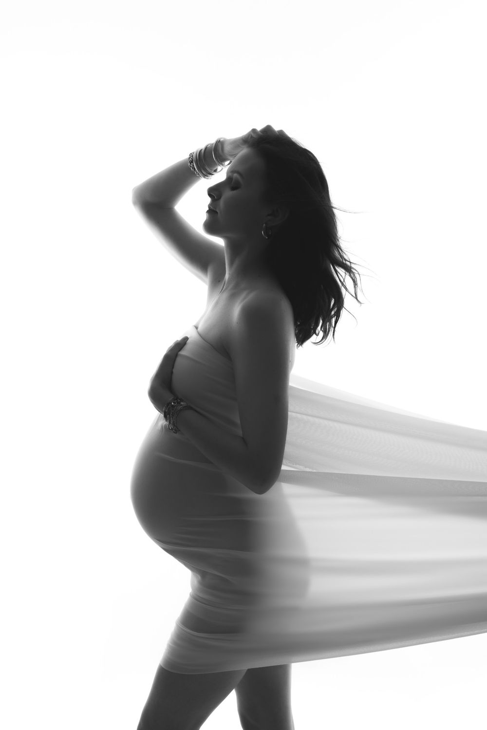 Future maman en silhouette, voile blanc au vent &ndash; s&eacute;ance photo grossesse &agrave; Tournai