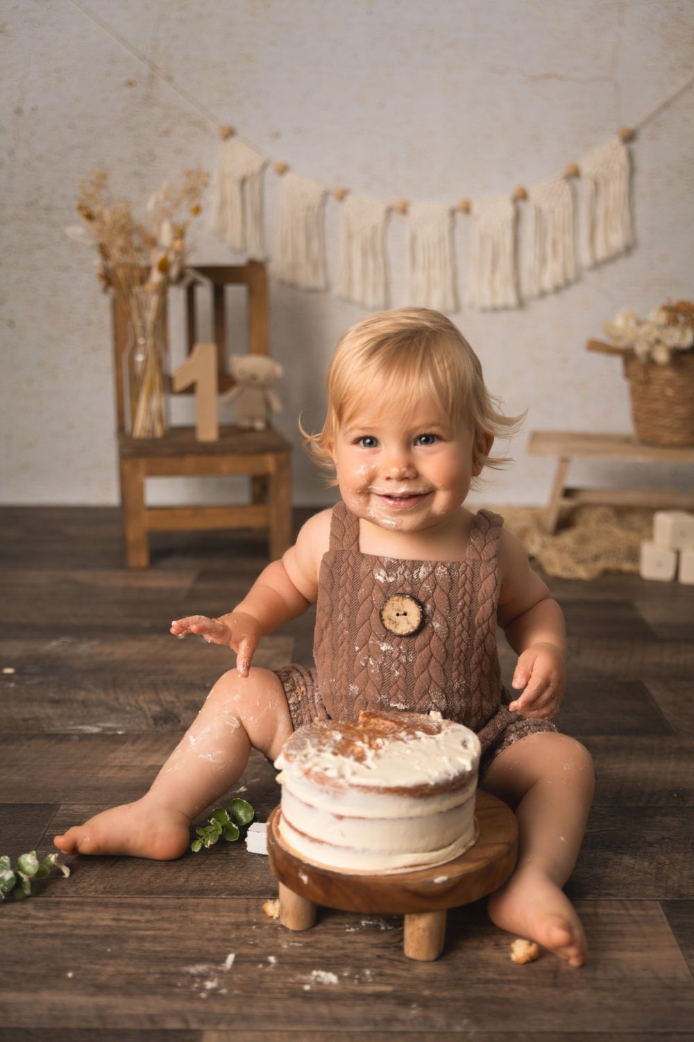B&eacute;b&eacute; souriant devant son g&acirc;teau entam&eacute; &ndash; s&eacute;ance smash the cake &agrave; Tournai